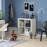 KALLAX Bücherregal im Kinderzimmer mit Spielzeug und Dekoration.