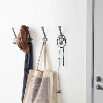 Drei Haken an der Wand: Mütze, Schal, Tasche mit Yogi-Text.