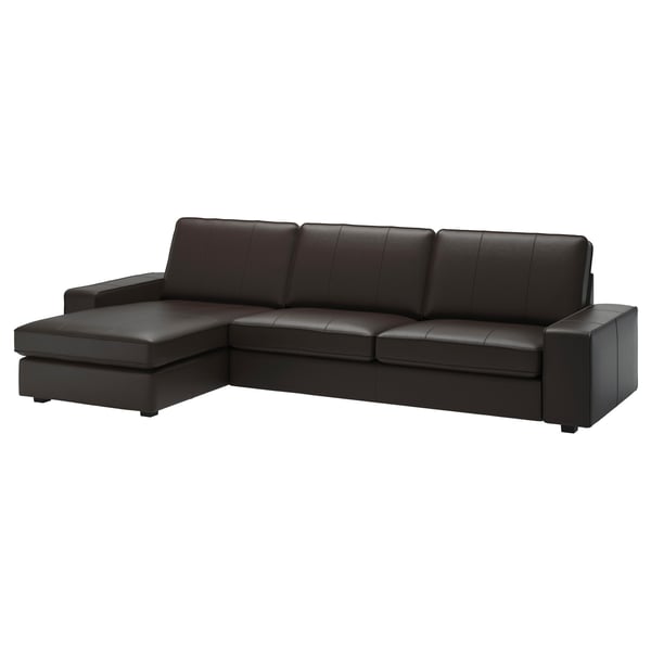 Dieses Bild ist ein schwarzes KIVIK-Sektionssofa mit Chaiselongue, das eine elegante Lederpolsterung, tiefe Kissen und ein modernes Design aufweist.