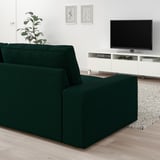 Modernes Wohnzimmer mit KIVIK-Sofa, TV, Spielkonsolen, Kunst und Pflanzen.
