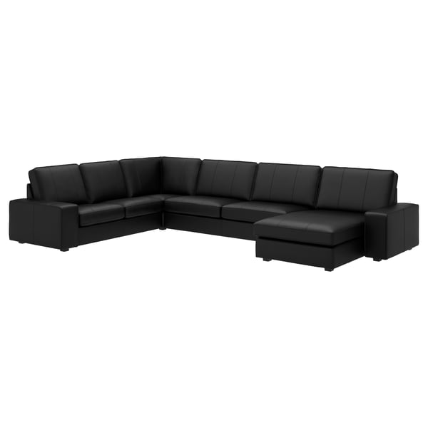 Ein großes, schwarzes KIVIK-Sektionssofa mit Chaiselongue, das auf Komfort und Entspannung ausgelegt ist, in einem eleganten, modernen Stil.