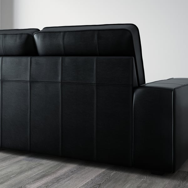Schwarzes Ledersofa mit tiefen Sitzkissen und breiten Armlehnen, ideal für Komfort und Entspannung.