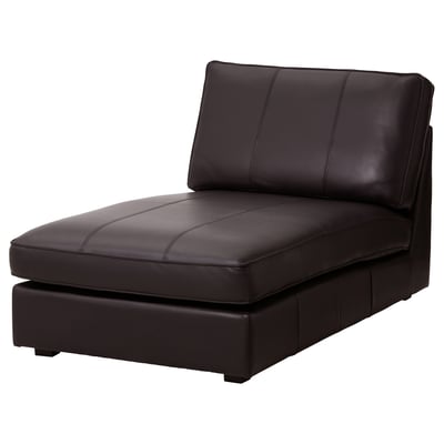 Braune KIVIK Chaise aus Leder. Moderne, flache, L-förmige Sitzfläche. Ein gepolsterter Sitz und eine gepolsterte Rückenlehne.