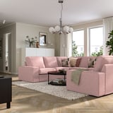 Modernes Wohnzimmer mit KIVIK-Sektionssofa, Kronleuchter, Couchtisch und großen Fenstern.