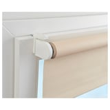 Weißer Wurfarmhalter am Fensterrahmen mit beigem Rollo teilweise abgerollt, kein Bohren erforderlich.
