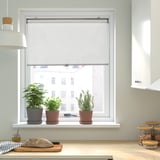 Küchenfenster mit KLAMBY Jalousien, Kräutern und Thekenartikeln.