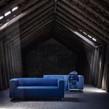 Blaues Sofa aus recyceltem Denim, modernes Design, Holzbalkendecke, rustikale Scheune.