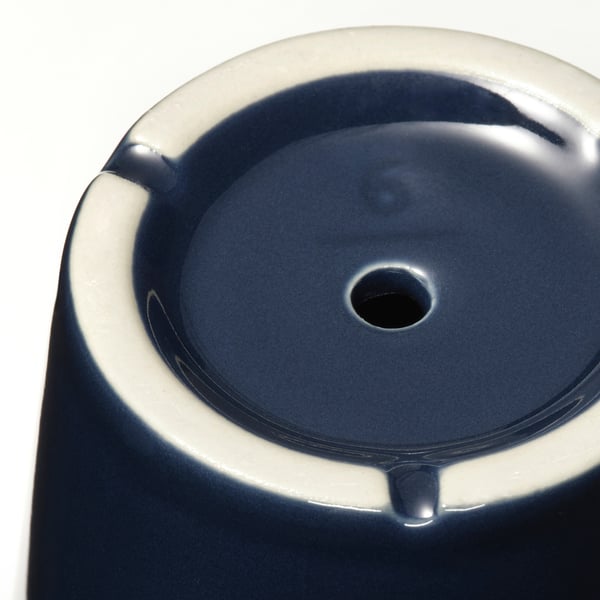 Blau glasierte Töpfe mit Abtropf.