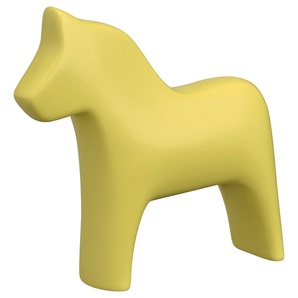 Eine leuchtend gelbe Dalapferd-Figur aus Keramik. Sein glattes, abgerundetes Design ist eine Ikone, mit einer einfachen, einladenden Form, die sich perfekt für die Dekoration eignet.