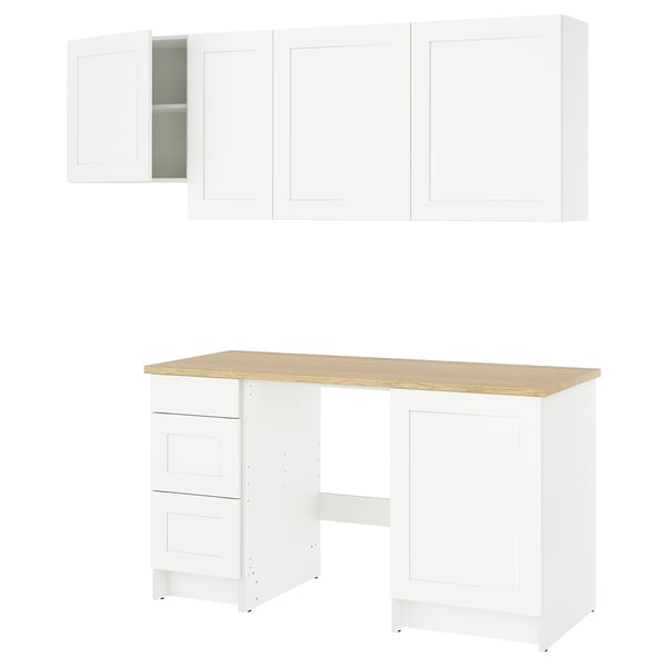 KNOXHULT IKEA Kücheneinrichtung mit Unterschränken, Schubladen und Oberschränken, Arbeitsplatte in Holzoptik.