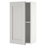 Dies ist ein KNOXHULT Küchen-Wandschrank in Weiß mit einer offenen Tür, die das graue Innenregal zeigt.