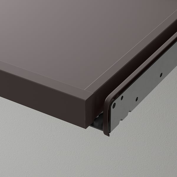 Dunkle Schublade mit glatter, gedämpfter Oberfläche. Die Nahaufnahme zeigt eine stabile Metallschiene und eine gedämpfte Auszugsfunktion. Schlankes und langlebiges Design.