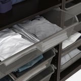 Netzschubladen in der KOMPLEMENT-Aufbewahrung, Kleidung gefaltet, Luft zirkuliert für Frische.