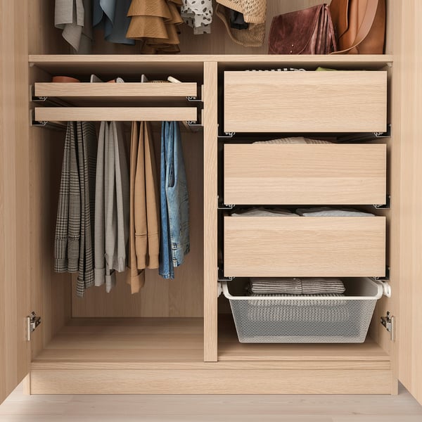 Organisierter Kleiderschrank mit Kleiderfächern, Schubladen und Aufbewahrungsbehältern.