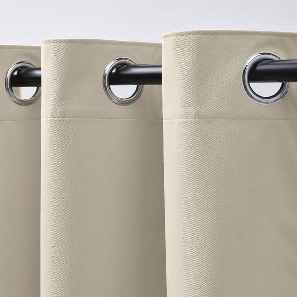 Beige Vorhänge mit Ösen zum einfachen Aufhängen, zum Blockieren von Licht und zum Schutz der Privatsphäre.