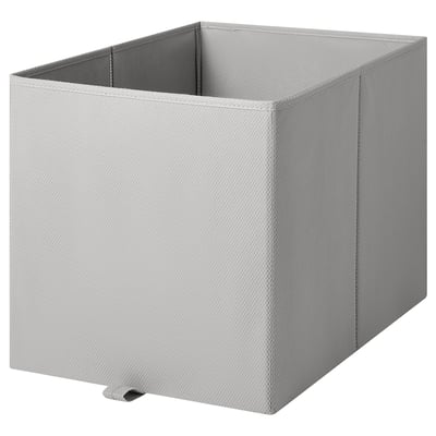 Eine hellgraue, rechteckige KOSINGEN Aufbewahrungsbox aus recycelten Materialien. Es ist für die Organisation von Gegenständen in einem Kallax-Regal konzipiert.