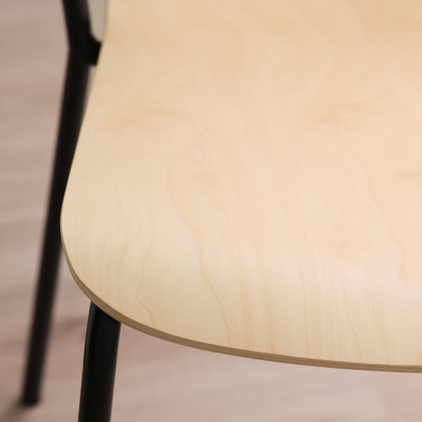 Moderner Konferenzstuhl aus Birkenfurnier, glatte, abgerundete Kanten, schwarze Metallbeine, sauberes, robustes Design.