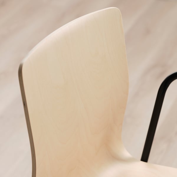 Stuhl aus leichtem Birkenfurnier, schlankes nordisches Design, klare Linien, natürliches Finish, robust und dennoch leicht.