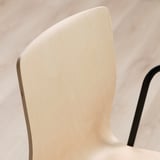 Stuhl aus leichtem Birkenfurnier, schlankes nordisches Design, klare Linien, natürliches Finish, robust und dennoch leicht.