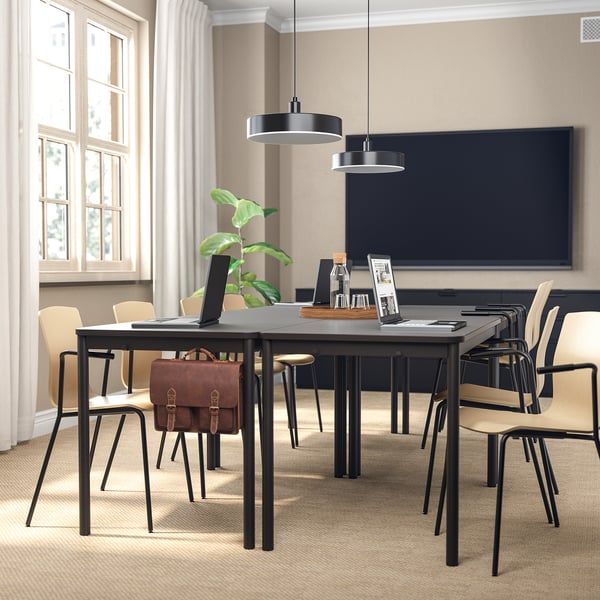 Das schlanke Design der LÄKTARE Stühle aus Birkenfurnier passt perfekt unter die Tische und unterstreicht die moderne Büroästhetik.