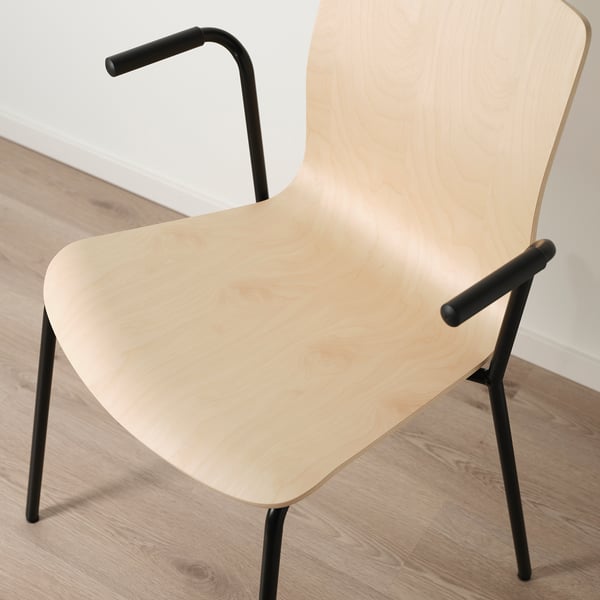 Moderner Holzstuhl mit Beinen und Armlehnen aus schwarzem Metall. Leichtes, schlankes Design für Komfort und Platzeffizienz.