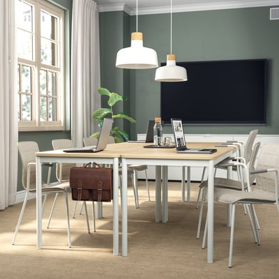 Modernes Büro mit LÄKTARE Stuhl, großem Fernseher und großen Fenstern.