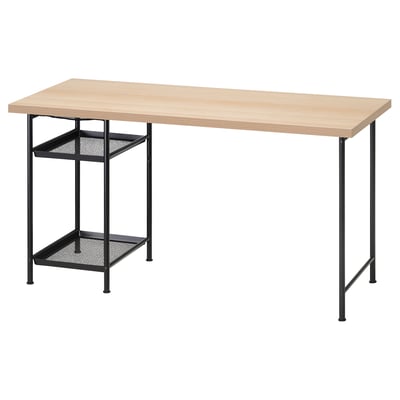 LAGKAPTEN: Schreibtisch aus hellem Holz mit schwarzen Metallbeinen, zwei schwarzen Regalen, schlankes Design.