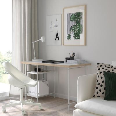Minimalistisches Homeoffice mit LAGKAPTEN Schreibtisch, Stuhl, Stauraum. Seitenfensterlicht, gelassen.