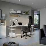 LAGKAPTEN Schreibtisch mit Laptop, Lampe und Stauraum im Homeoffice.