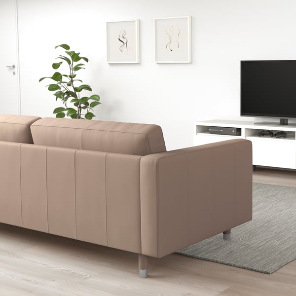 Beige LANDSKRONA 3-Sitzer-Sofa in modernem Wohnzimmer mit TV.