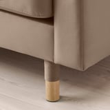 Detail des Sofas: hellbraune Lederpolsterung, Holzbeine, klare Linien.