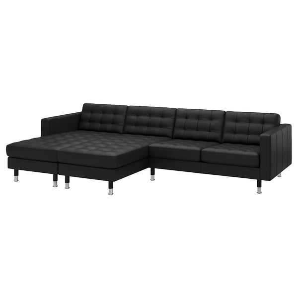 Ein schwarzes L-förmiges Ledersofa, das sich durch getuftete Kissen und verchromte Beine auszeichnet und ein modernes und luxuriöses Design bietet.