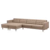 Ein beiges IKEA Lansåkrona Sektionssofa. Er hat getuftete Ledersitze, Holzbeine und ein modernes Design.