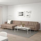Modernes Wohnzimmer mit Landkrona-Sofa, Teppich, Couchtisch, Kunst und Lampe.