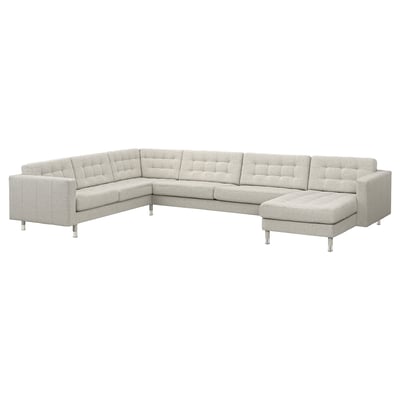 Ein graues, modernes 5-Sitzer-Ecksofa mit verchromten Beinen, schlankem Design und abnehmbaren Armlehnen.