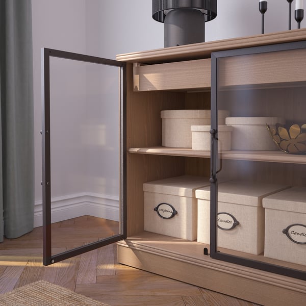 Moderner Holzschrank mit Glastüren und beschrifteten Boxen, die mit verstellbaren Füßen sicher montiert sind.