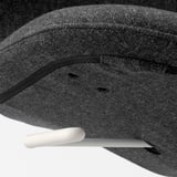 Nahaufnahme der Kante eines hochwertigen, gepolsterten Bürostuhls mit hochwertigen Stoff- und Nähtendetails.