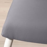 Grau gepolsterter Sitzbezug mit glatter Textur, sauber auf einem Stuhl angebracht und präsentiert Qualität und Komfort.