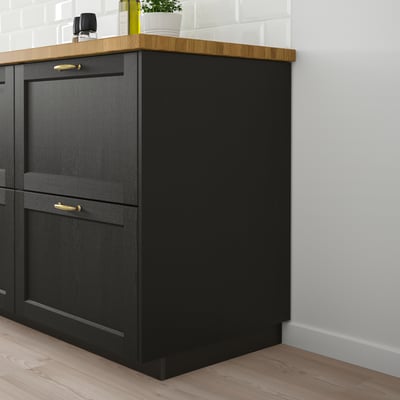 LERHYTTAN schwarzer Küchenschrank, dunkles Holz mit Messinggriffen, traditioneller Stil, groß.