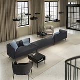 Modernes Wohnzimmer mit großen Fenstern, LILLEHEM-Sofa, schwarzem Couchtisch und Beleuchtung.