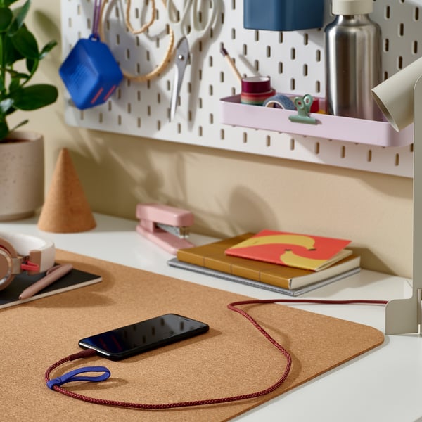 Gut organisierter Schreibtisch mit Aufladen des Telefons über ein flexibles LILLHULT-USB-Kabel mit Gummikopf. Das Kabel bleibt mit seinem Gummiband verhedderungsfrei.