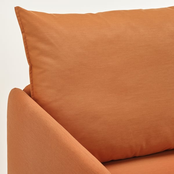 Ein orangefarbenes Sofa mit glatter, weicher Textur, das sich durch hochwertige Stoffe und bequeme Kissen auszeichnet.