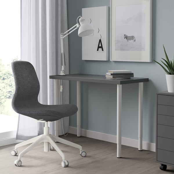 Minimalistisches Homeoffice mit LINNMON Schreibtisch, Stuhl, Lampe und Kunstdrucken.
