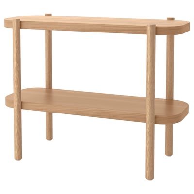 Ein LISTERBY Konsolentisch aus Eiche natur. Es verfügt über zwei Regale und ein schlankes, abgerundetes Design für eine vielseitige Platzierung.
