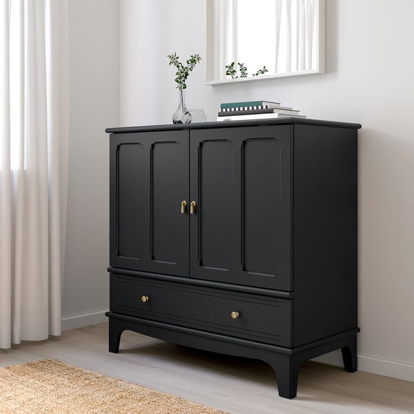 Grauer LOMMARP Aufbewahrungsschrank mit goldenen Griffen, Schublade, Türen, Pflanze, Büchern - modernes kompaktes Design.