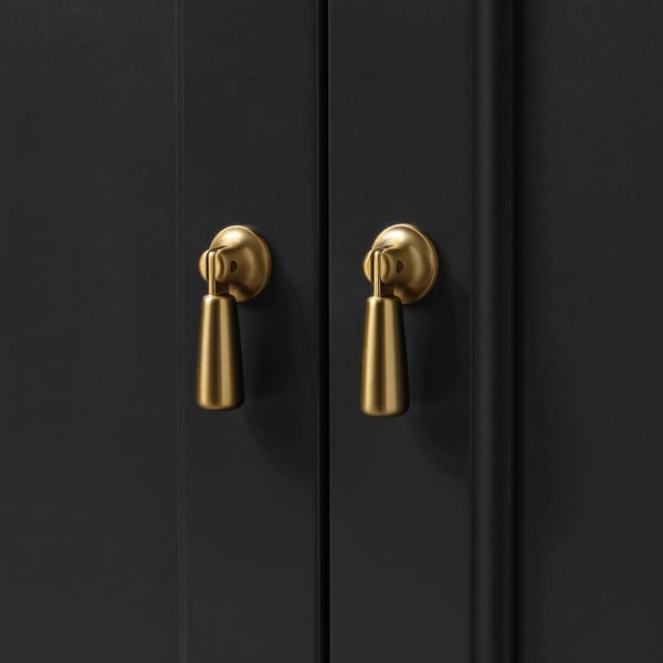 Moderner schwarzer Schrank mit schlanken, goldenen Griffen; Stilvolles und funktionales Design.