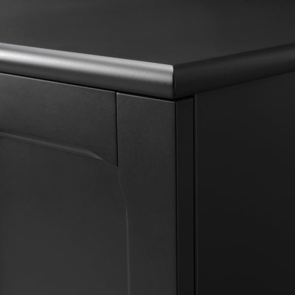 Schwarze Schränke Ecke mit silberner Kante; Schlanke, moderne, hochwertige Verarbeitung.