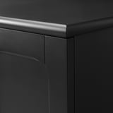 Schwarze Schränke Ecke mit silberner Kante; Schlanke, moderne, hochwertige Verarbeitung.