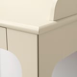 Sauberer, moderner Lagerraum mit glatten Kanten; Hochwertig verarbeitet, neutrale Farbe.