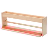Eine hölzerne MÅLA-Kunststation in Naturfarbe mit rotem Cutter. Es fasst Papier, Stifte und Farben zum Basteln für Kinder.